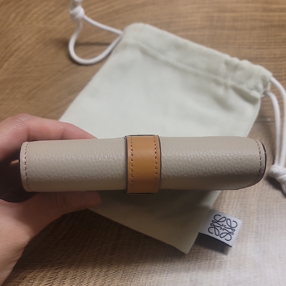 Loewe Small Vertical Wallet In Soft Grained Leather Light Oat/Honey - Picture 13 of 16